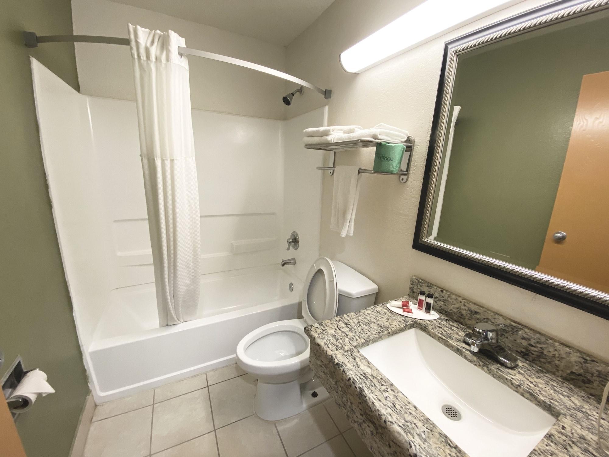 Super 8 By Wyndham Newport News/Jefferson Ave. Hotell Exteriör bild