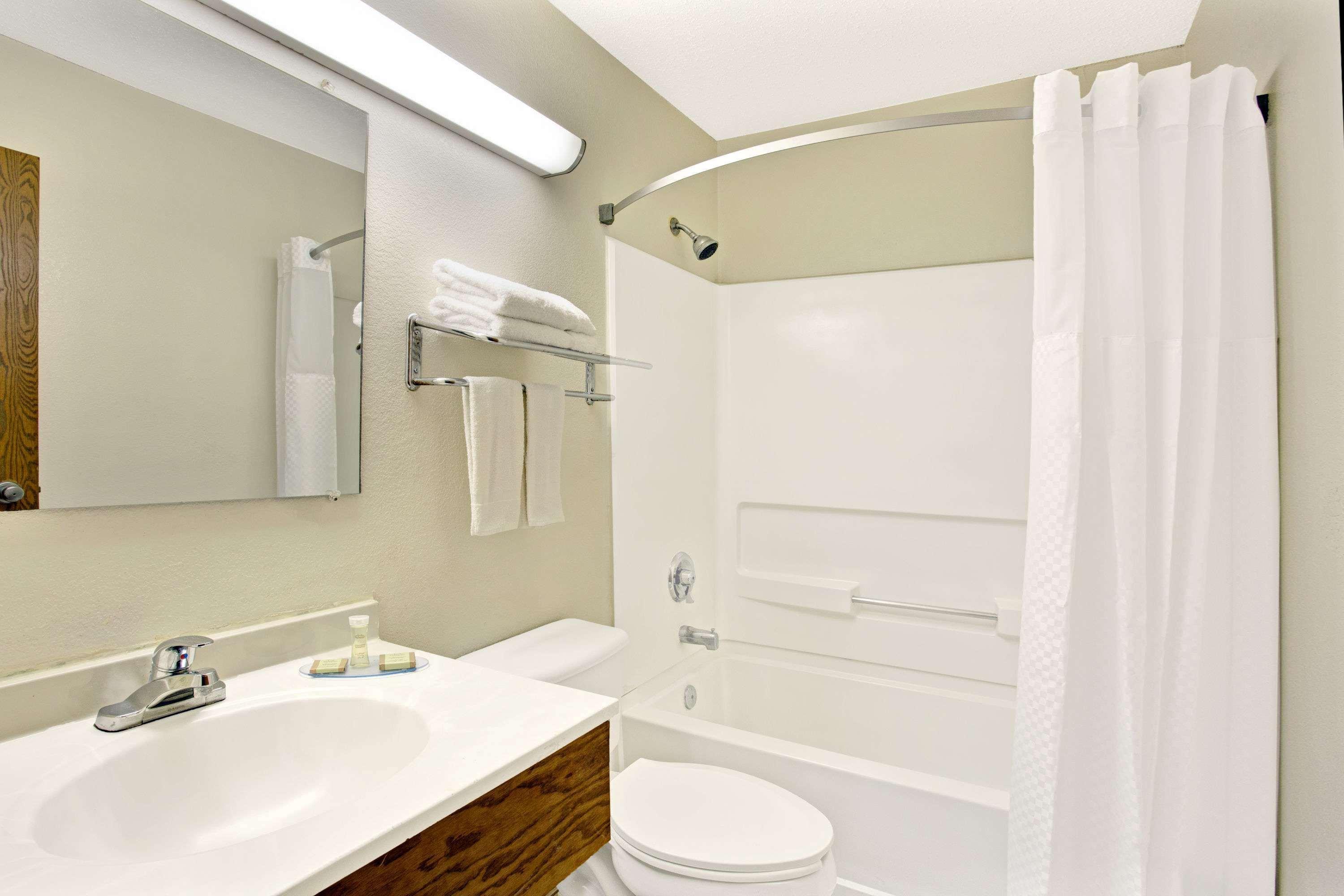 Super 8 By Wyndham Newport News/Jefferson Ave. Hotell Exteriör bild