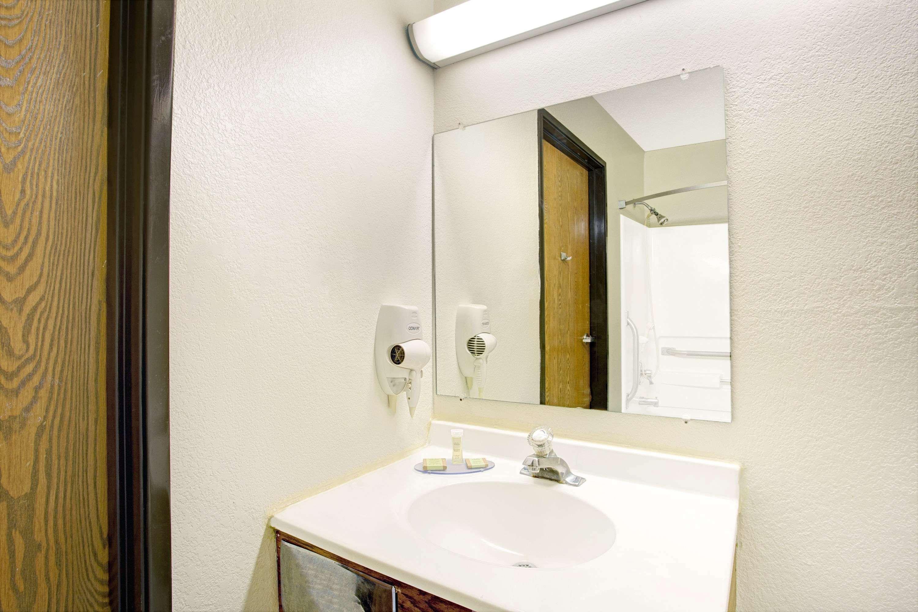 Super 8 By Wyndham Newport News/Jefferson Ave. Hotell Exteriör bild