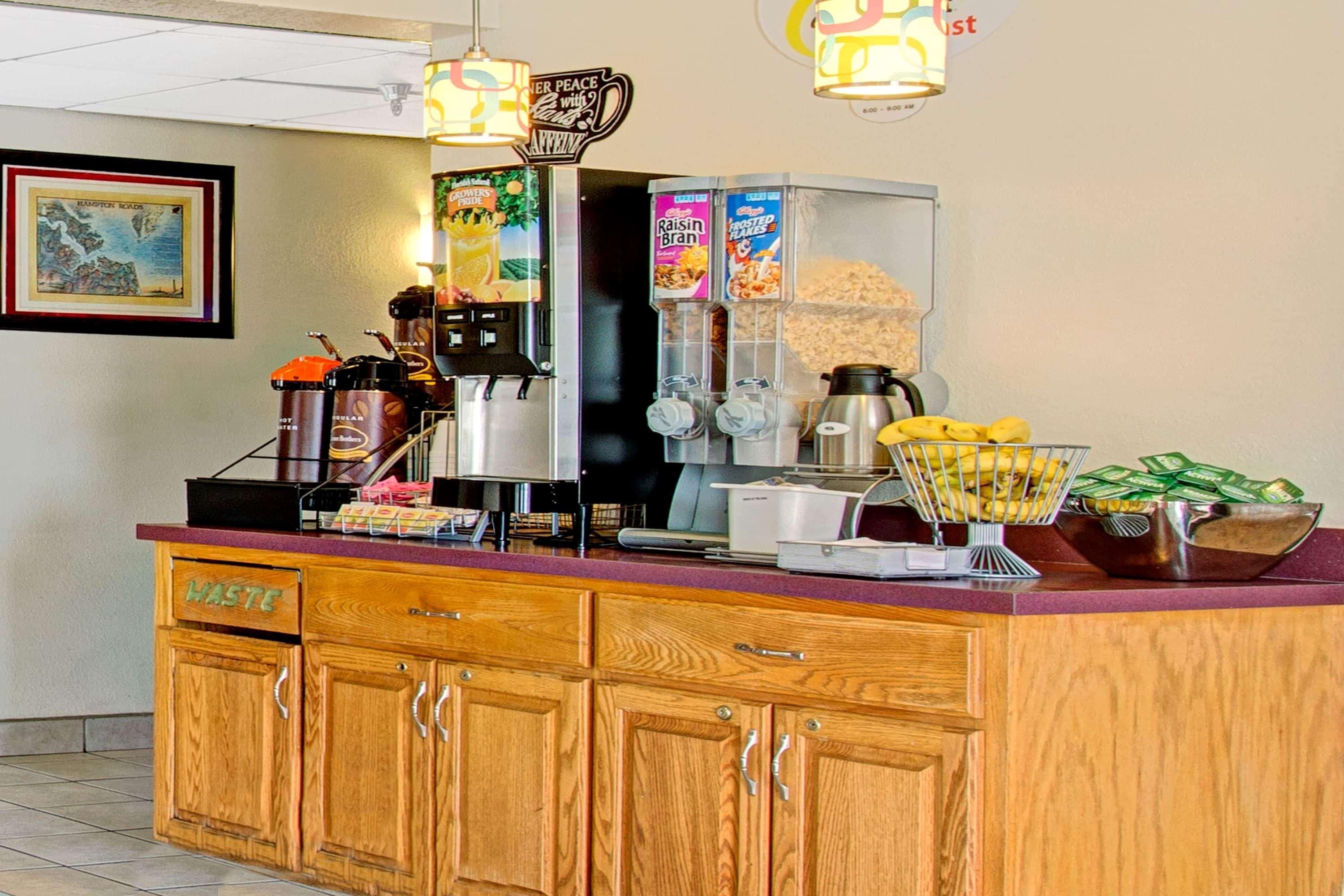 Super 8 By Wyndham Newport News/Jefferson Ave. Hotell Exteriör bild