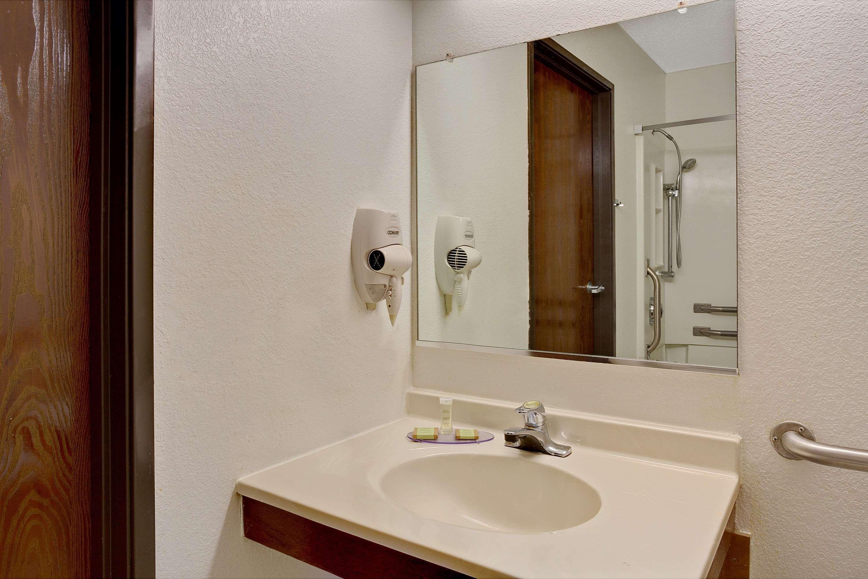 Super 8 By Wyndham Newport News/Jefferson Ave. Hotell Exteriör bild